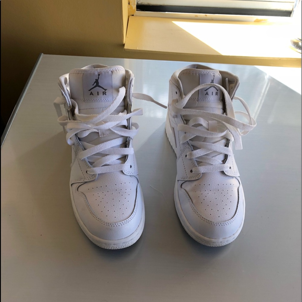 Barely worn youth size 5.5 Jordan 1’s